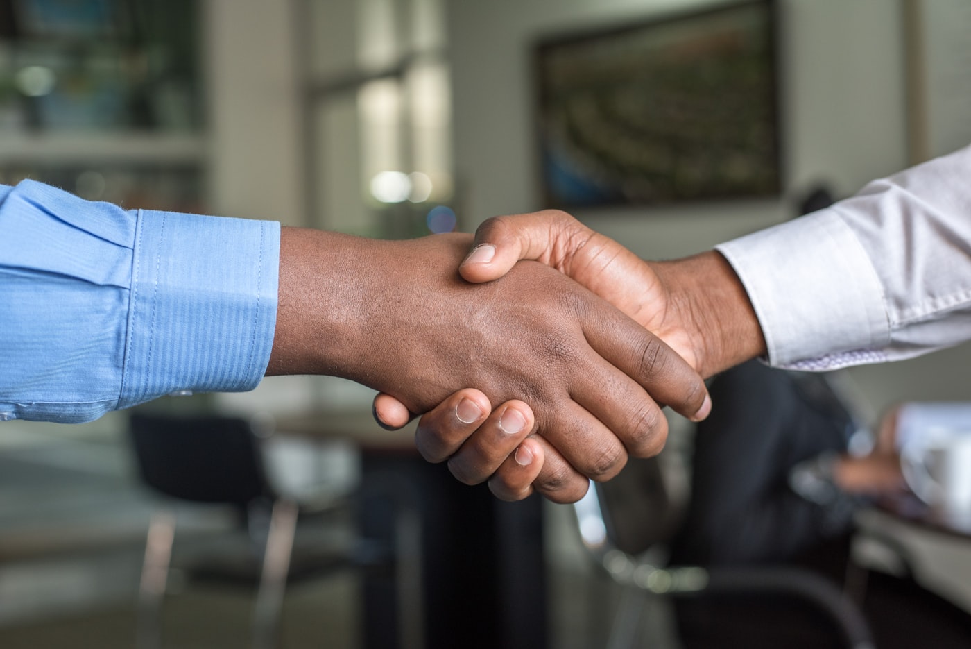 Abogado dando la mano a un cliente en señal de confianza