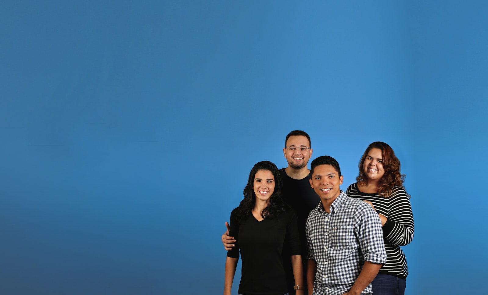 Familia latina sonriendo, protegida por Justicia Latina Law Group